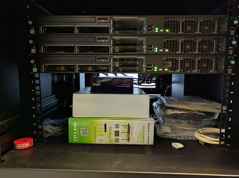 Framsidan av rackskåpet